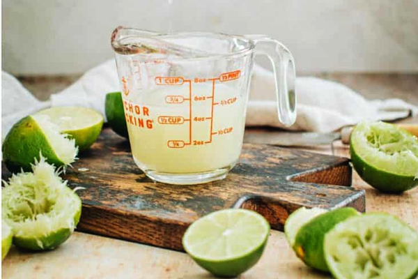 گرفتن آب لیمو در تهیه آب لیمو خانگی