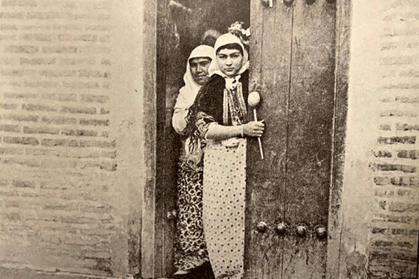 زهره سلطانه خانم، همسر ناصرالدین شاه، که به خاطر کبابهایش معروف بود
