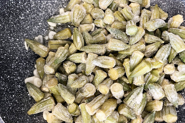 تفت دادن سیر و بامیه در تهیه خورشت بامیه و رب انار