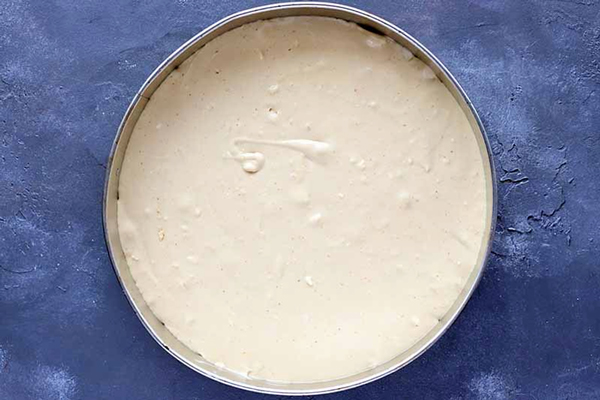 ریختن مایه پنیری روی پایه چیزکیک گوجه سبز
