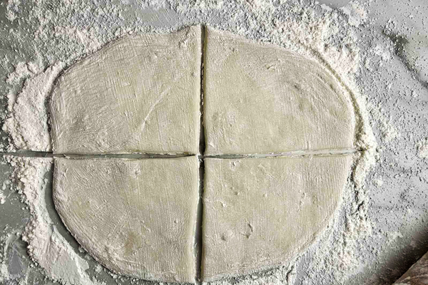 باز کردن خمیر موچی هلو روی سطح کار