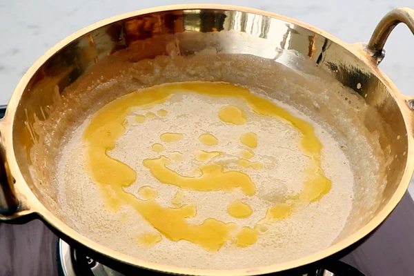 اضافه کردن روغن محلی در تهیه حلوا شیر شمالی