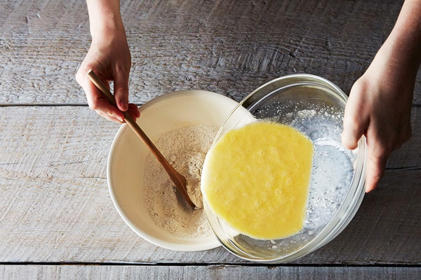 اضافه کردن مواد تر در تهیه پنکیک رژیمی 