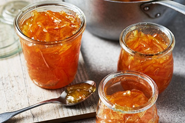 چند شیشه مارمالاد هویج با ژلاتین