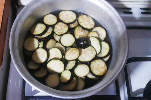پخت بادمجان با ادویه سبزی معطر در تهیه ترشی بادمجان تکه ای