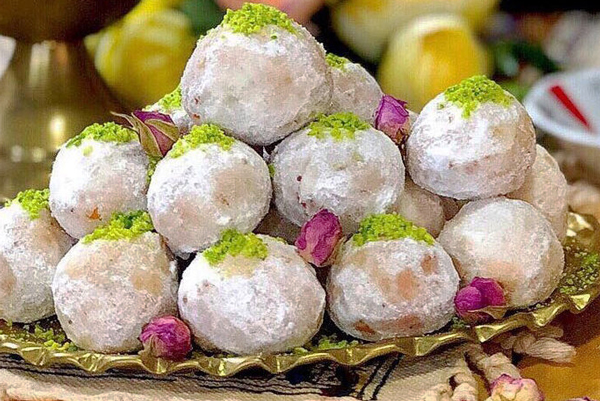 پخت قطاب یزدی با ماست در فر، تزیین و سرو آن
