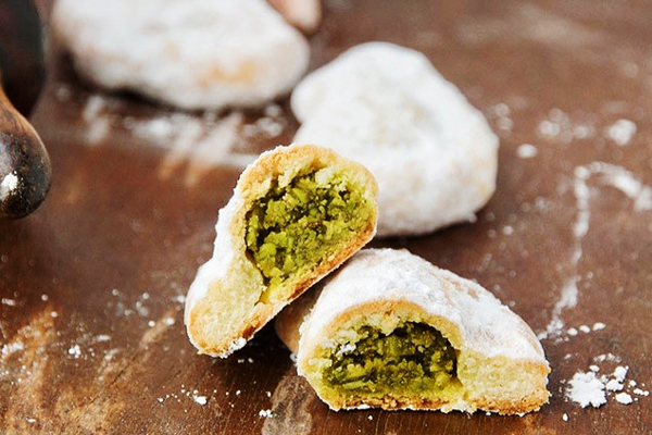 قطاب یزدی با ماست با مغز پسته