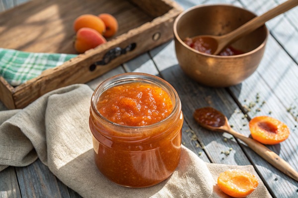 یک شیشه رب زردآلو آماده 