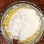 مخلوط کردن مواد خشک و تر در تهیه کیک قابلمه‌ ای