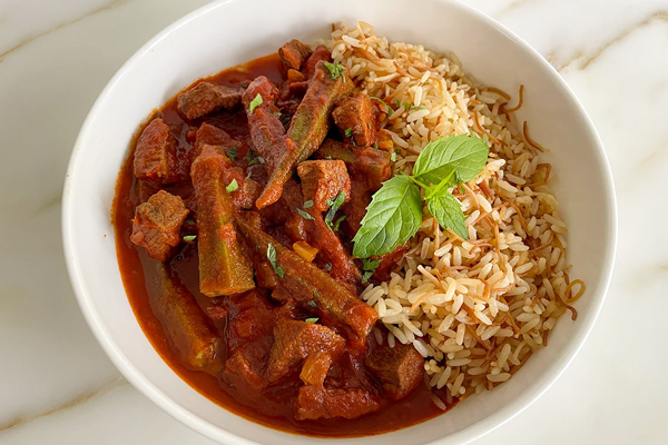 خورشت بامیه در کنار رشته پلو