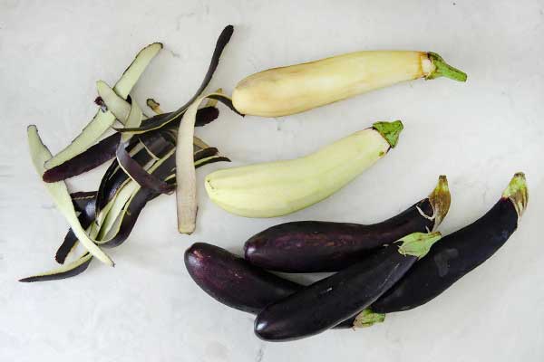 پوست کندن بادمجان برای تهیه غوره بادمجان 