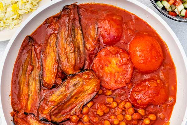 یک بشقاب خورش غوره بادمجان