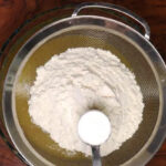 اضافه کردن مواد خشک به کواد تر در تهیه مایه کیک قابلمه ای
