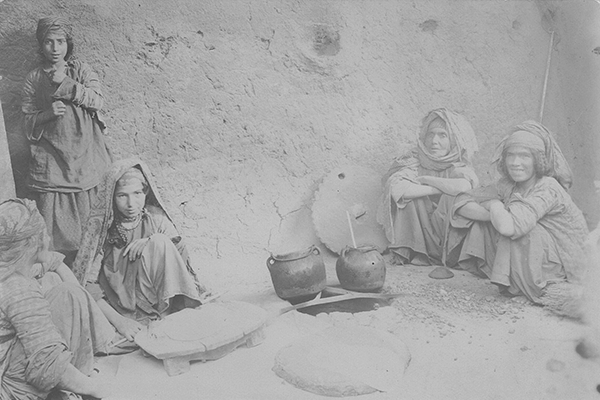 زنان عادی قاجار در حال پخت نان