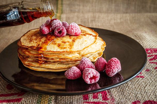 پنکیک رژیمی بدنسازی با تزئین توت وحشی