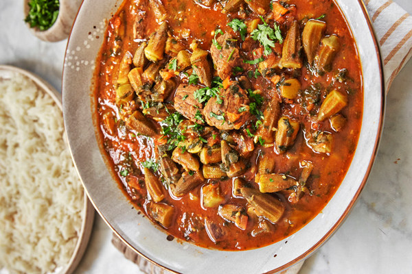 یک بشقاب خورشت بامیه با رب انار