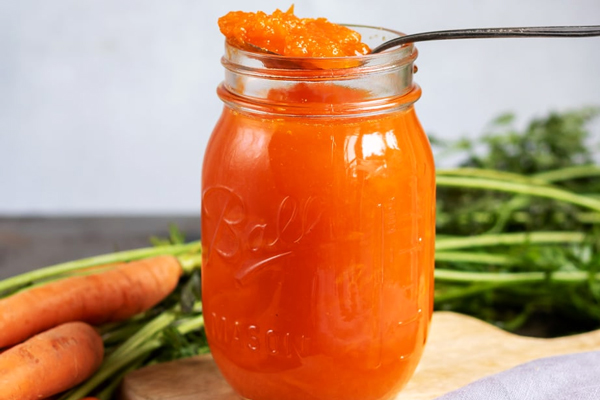سرو یک شیشه مارمالاد هویج