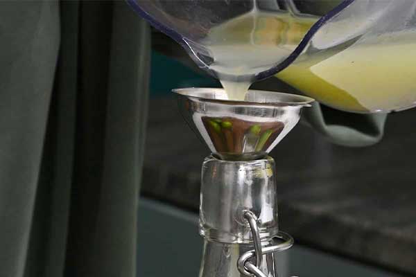 ریختن آبلیمو در شیشه