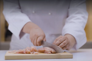 خرد کردن مرغ برای چیکن آلفردو