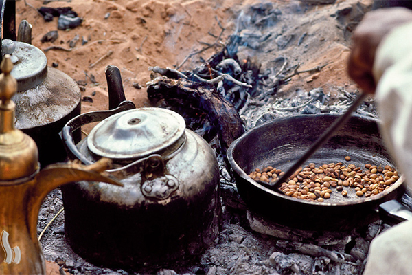 رست سنتی قهوه در تابه و اتش