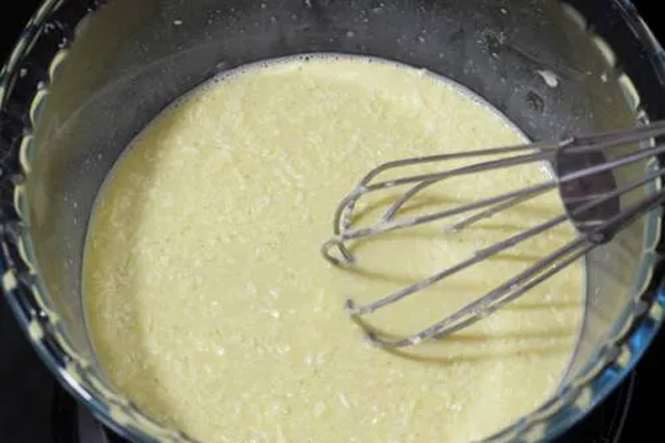 اضافه کردن تخم مرغ و شیر به مخلوط جو دوسر برای تهیه پنکیک رژیمی با جو دو سر