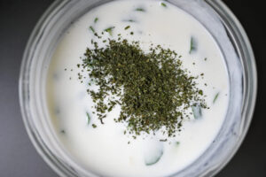 اضافه کردن نعناع به ماست و خیار