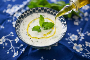 تزئین ماست و خیار با روغن زیتون