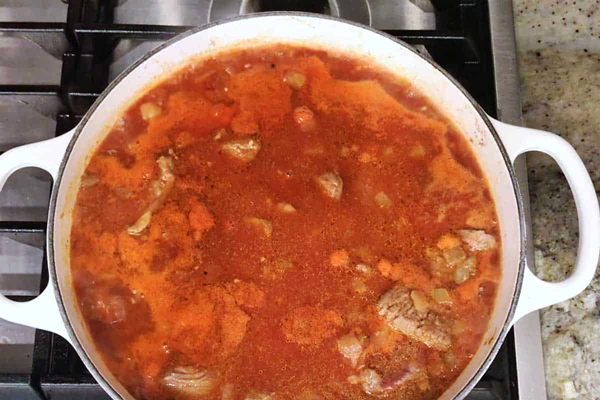 افزودن سس گوجه فرنگی و آب گوشت به خورشت بامیه دو نفره