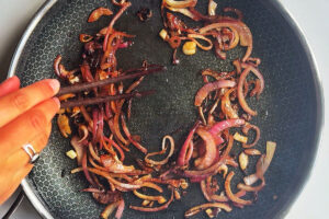 کاراملی کردن پیاز برای ساندویچ ژیگو