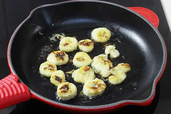 کاراملی کردن موزها برای تاپینگ پنکیک موزی بدون تخم مرغ