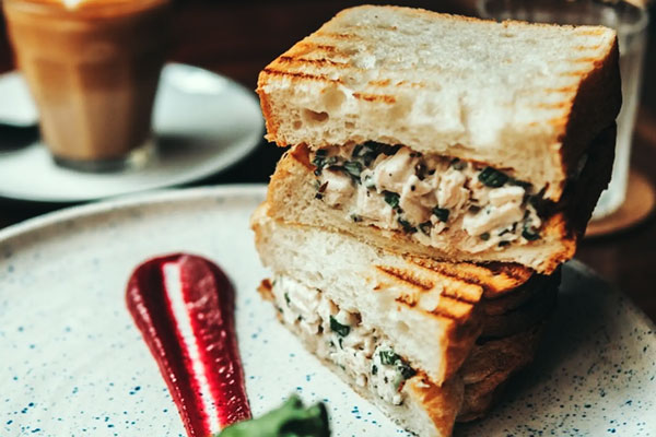 ساندویچ مرغ و ماست یونانی در نان تست