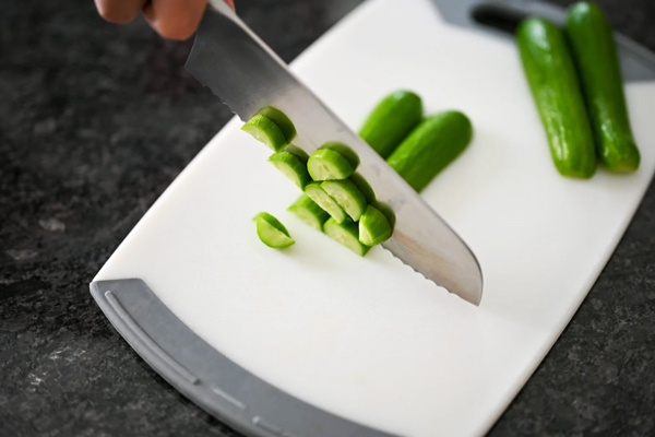 خرد کردن خیار در تهیه ماست و خیار