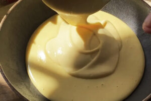 ریختن مایه پنکیک در تابه