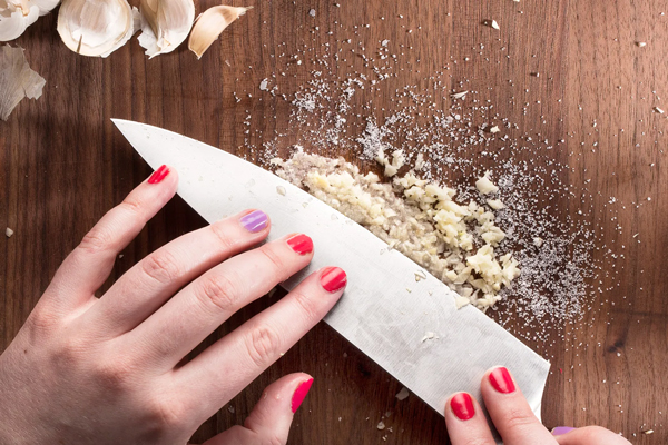 له کردن سیر و پاشیدن نمک به آن در تهیه ماست و خیار