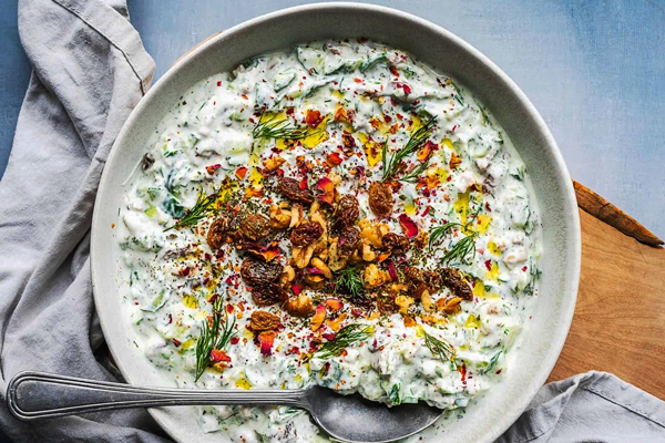 ماست و خیار با گردو و کشمش