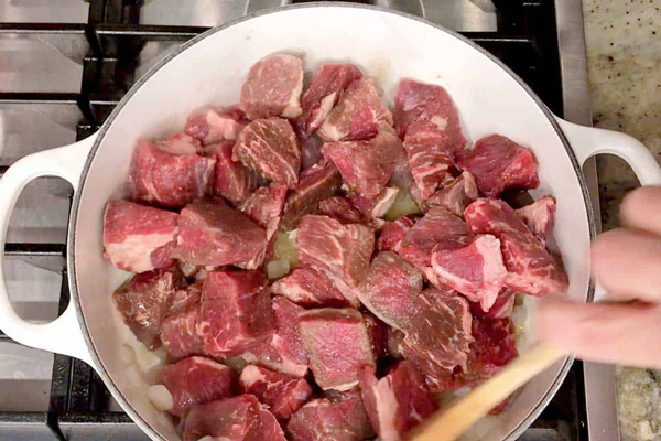 تفت دادن گوشت و پیاز در تهیه خورشت بامیه دونفره