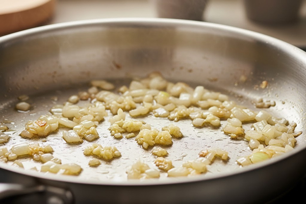 تفت دادن سیر و پیاز در تهیه خورشت بامیه رژیمی