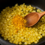 تفت دادن پیاز نگینی با زردچوبه در تهیه عدسی برای دیابتی ها