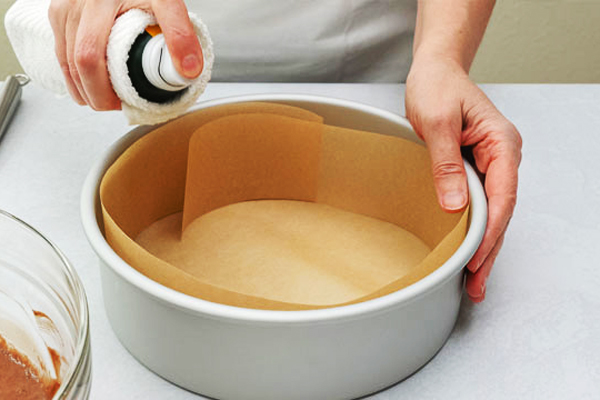 آماده کردن قالب برای تهیه کیک زعفرانی با ماست
