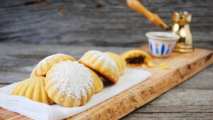 طرز تهیه کلوچه خرمایی با ماست