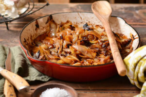 آماده کردن پیاز کاراملی ساندویچ ژیگو