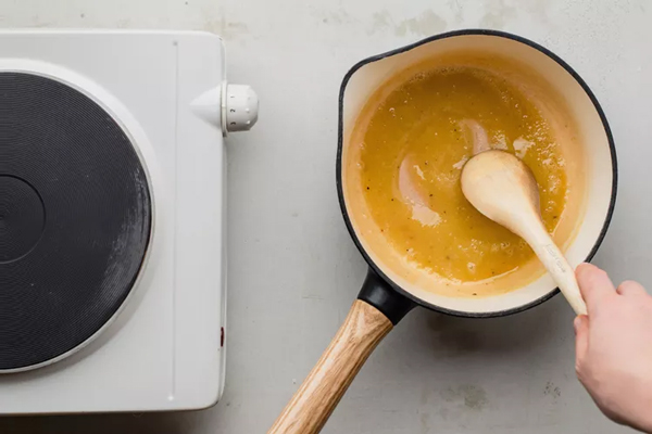 مخلوط کردن مواد با یکدیگر در تهیه سس پنیر چدار