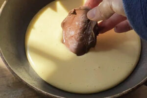 ریختن مایه پنکیک و نوتلا در تابه