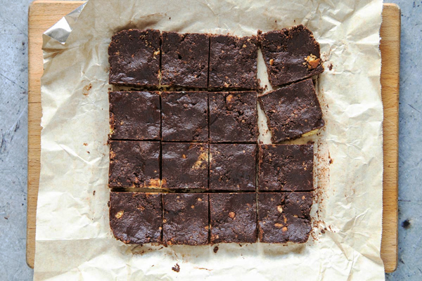 برش کیک یخچالی تهیه شده با بیسکویت خرد شده