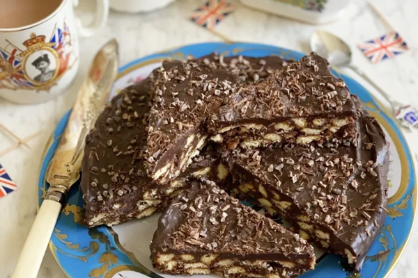 برش و سرو کیک یخچالی با بیسکویت خرد شده