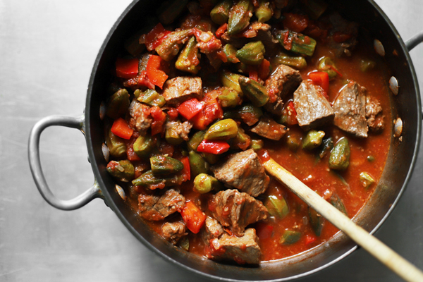 استفاده از گوجه‌فرنگی تازه در تهیه خورشت بامیه بدون رب