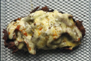 اضافه کردن سس به گوشت ساندویچ ژیگو