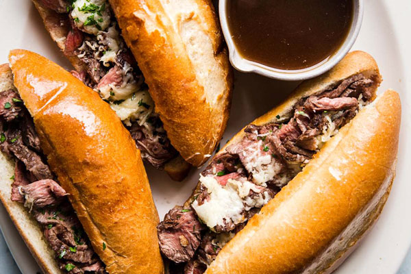 ساندویچ ژیگو در کنار سس کچاپ