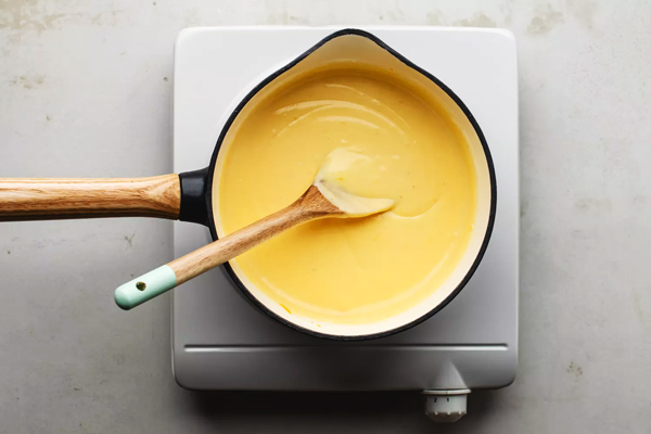 اضافه کردن پنیر چدار به مخلوط سس