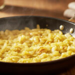 اضافه کردن سیر به پیاز تفت خورده در تهیه عدسی برای دیابتی‌ها